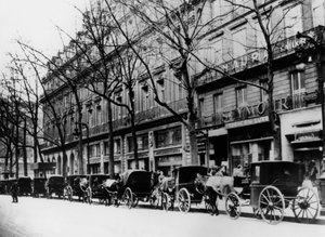 Pferdekutschen auf einer Straße während der deutschen Besatzung, Paris, 1944 von Unbekannt