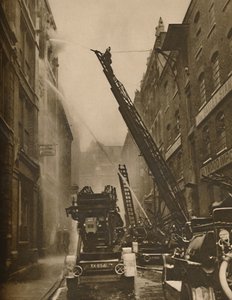 Wie die Londoner Feuerwehr ihren Feind bekämpft, ca. 1935 von Unbekannt