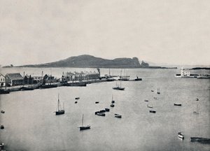 Howth - Gesamtansicht des Hafens und Irelands Eye, 1895 von Unbekannt