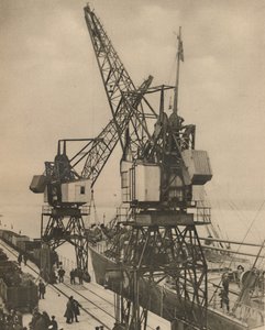 Große mobile Kräne in Tilbury verladen die Ladung aus dem Laderaum eines Schiffes, ca. 1935 von Unbekannt