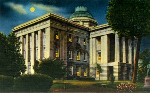 Beleuchtete Nachtansicht des N.C. State Capitol, Raleigh, N.C., 1942 von Unbekannt