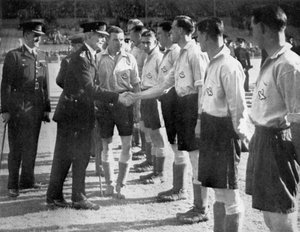 Vorstellungen vor einem Fußballspiel RAF gegen Metropolitan Police, Wembley, London, 1942