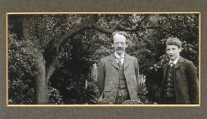 J J Thomson mit seinem Sohn George, um 1909 von Unbekannt