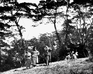 Japanische Kinder spielen mit Bögen, Korea, 1900