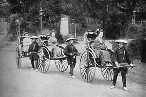 Japanische Damen in Rikscha, gezogen von Kulis, 1902