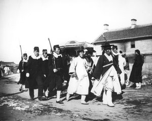 Japanischer Beamter mit einer Eskorte von Soldaten, Korea, ca. 1900 von Unbekannt