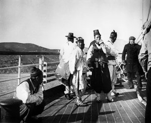 Japanische Beamte an Bord eines Schiffes, Korea, 1900 von Unbekannt