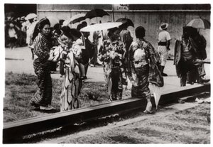 Japanische Frauen am Zeppelin-Hangar, Kasumigaura, Japan, 1929-1933 von Unbekannt