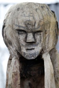 Jarai (Gia Rai) ethnische Gruppe. Schutzgeist eines Jarai-Grabes. Holzstatue. Kon Tum. Vietnam