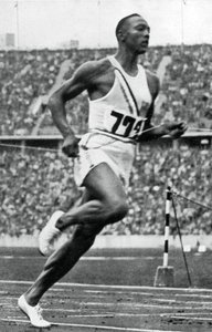 Jesse Owens am Ende des 100m-Laufs bei den Olympischen Spielen in Berlin, 1936 von Unbekannt