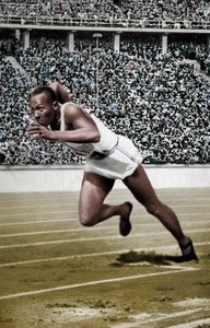 Jesse Owens beim Start über 200 Meter bei den Olympischen Spielen in Berlin, 1936 von Unbekannt