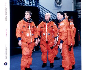 John H. Glenn und Besatzungsmitglieder, Juni 1998 von Unbekannt