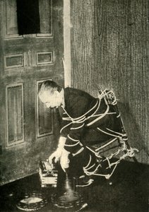 John Nevil Maskelyne führt eine Geisterkabinett-Illusion vor, um 1910