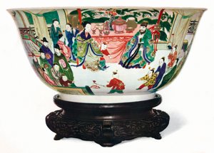 Kangxi-Periode Famille Verte Schale mit einer Szene des kaiserlichen Hofes, chinesisch, ca. 1705