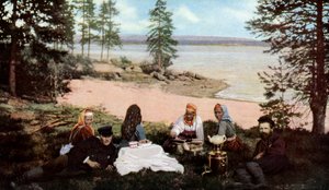 Karelier trinken Tee an einem Fluss, in der Nähe von Archangelsk, Russland, um 1930er Jahre von Unbekannt