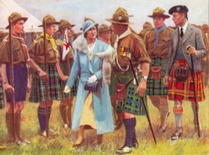 König George VI. und Königin Elizabeth inspizieren Pfadfinder in Portree, auf der Isle of Skye, um 1935