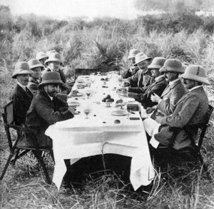 König George V. 1865-1936 beim Mittagessen nach der Tigerjagd in Nepal, 1911, 1936