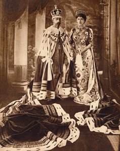 König Georg V. und Königin Maria gekrönt und in Roben für den Delhi Durbar, 1911 1935 von Unbekannt
