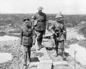 König George V. und der kanadische General Currie besichtigen das eroberte Gebiet bei Vimy und Messines, 1917