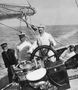 König George V. am Steuer seiner Yacht Britannia, ca. 1930er Jahre von Unbekannt
