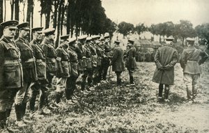 König Georg V. besucht alliierte Truppen an der Frontlinie, Erster Weltkrieg, 1915, um 1920 von Unbekannt