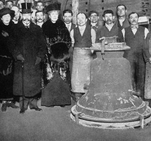 König George mit der Siegesglocke für die Westminster Abbey, ca. 1910er-1920er 1936 von Unbekannt