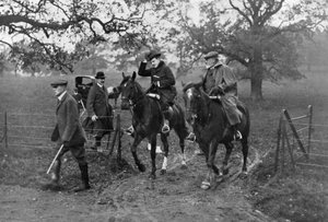 Könige Edward VII. von Großbritannien und Manuel II. von Portugal auf der Jagd, 1909 von Unbekannt