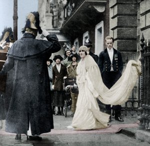 Lady Elizabeth Bowes-Lyon auf dem Weg zur Hochzeit in der Westminster Abbey, 26. April 1923, 1937 von Unbekannt