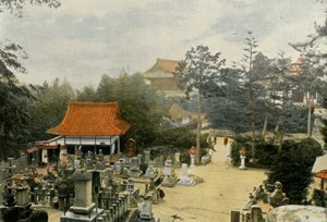 Le Cimetiere Kurodani a Kioto, Tombes Sculptees, Grabsteine auf dem Kurodani-Friedhof, Kyoto, 1900 von Unbekannt