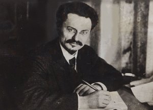 Leo Trotzki an seinem Schreibtisch, frühe 1920er