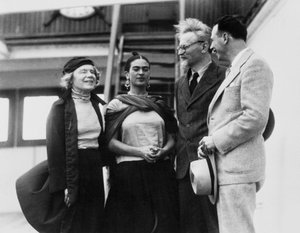 Leon Trotsky mit seiner Frau Natalia Sedova und der mexikanischen Künstlerin Frida Kahlo, 1937 von Unbekannt