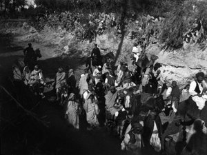 Libysche Flüchtlinge eskortiert von der italienischen Armee während des Italienisch-Türkischen Krieges in Libyen von Unbekannt