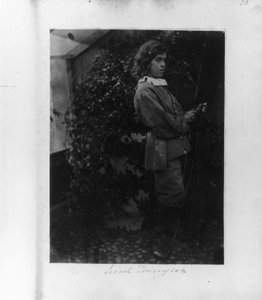 Lionel Tennyson mit Bogen und Pfeil von Unbekannt