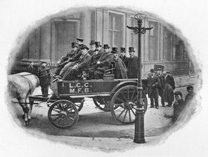 London County Council Fire Brigade Committee bei einer Inspektion, ca. 1903