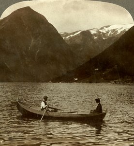 Blick über den Essefjord von Tjugum zum eisbedeckten Kjeipen, Norwegen, um 1905 von Unbekannt