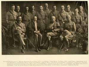 Lord Roberts und Sir Alfred Milner mit ihren persönlichen Stäben, 1900, 1901 von Unbekannt