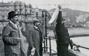 Louis Blériot auf dem Pier in Dover nach seinem Flug über den Ärmelkanal, 25. Juli 1909 von Unbekannt