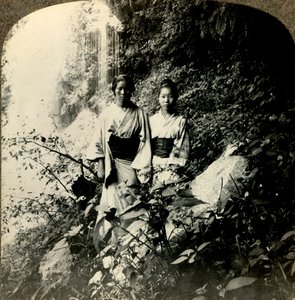 Mädchen des Landes der aufgehenden Sonne, unter den Kogijoku-Wasserfällen, ca. 1900 von Unbekannt