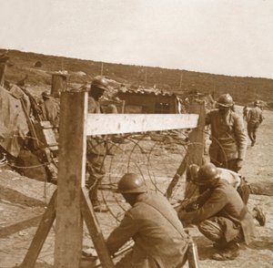 Herstellung von Stacheldraht, um 1914-1918 von Unbekannt