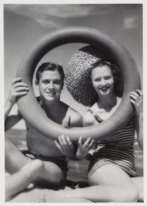 Mann und Frau schauen durch einen Gummiring am Strand, um 1935 von Unbekannt
