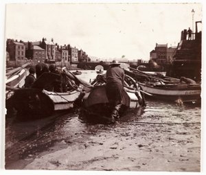 Mann lässt ein Fischerboot zu Wasser, Whitby Hafen, um 1901 von Unbekannt