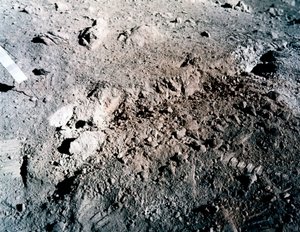 Bemannte Raumfahrt, USA, Apollo 17, Oranger Boden auf dem Mond von Unbekannt