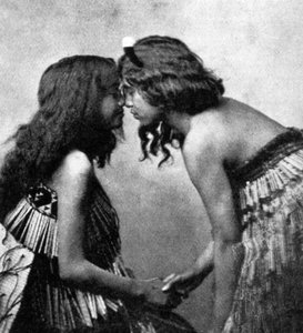 Maori-Mädchen reiben sich die Nasen, um 1920