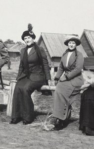 Maria Evgenyevna Golovina, Sekretärin von Rasputin rechts und Julia Alexandrovna Den, 1912-1913 von Unbekannt