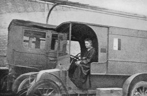 Marie Curie, in Polen geborene französische Physikerin, fährt ein in eine radiologische Einheit umgebautes Auto, 1914 von Unbekannt