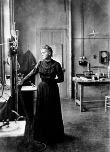 Marie Curie, polnisch-französische Physikerin in ihrem Labor, 1912