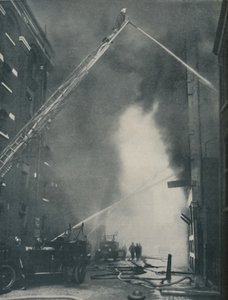 Massierte Kräfte des modernen Feuerwehrmanns gegen einen Stadtbrand, um 1935 von Unbekannt