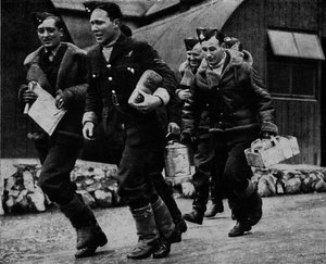 Mitglieder der RAF bereit zum Einsatz während des Zweiten Weltkriegs, ca. 1940-1943
