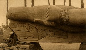 Memphis - Die kolossale Statue von Ramses II (Detail), ca. 1918-1939 von Unbekannt