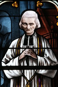 Kirche von Mezilles: Buntglasfenster: Heiliger Johannes Maria Vianney, Pfarrer von Ars von Unbekannt
